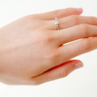 結婚指輪をはめた女性の手