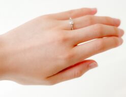 結婚指輪をはめた女性の手