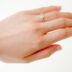 結婚指輪をはめた女性の手